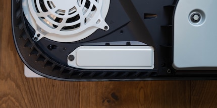 Unter dieser Abdeckung befindet sich der SSD-Slot.