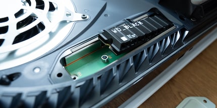 Die verschiedenen Löcher sind für unterschiedlich lange SSDs.