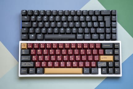 Obwohl die Falchion vom Layout her zusammengestaucht wirkt, ist sie nur unwesentlich kleiner als meine KBD67 Lite.