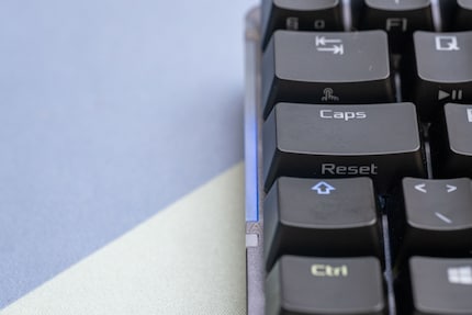 Die lange LED-Leiste gibt über den Akkustand Auskunft.