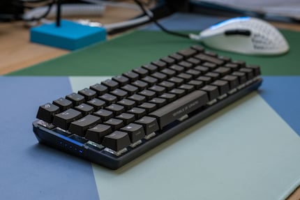 Die Falchion verfügt über das innovative Touch Panel auf der Seite.