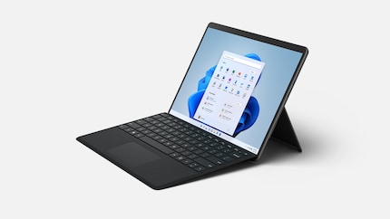 Passende Type Cover mit Tastatur gibt es natürlich auch für das Surface Pro 8