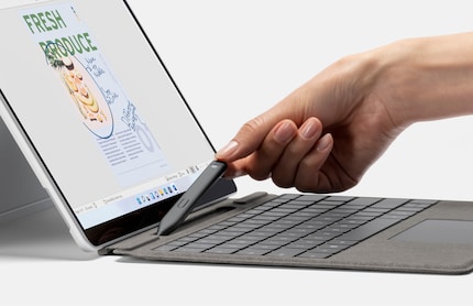 Beim Surface Pro 8 verschwindet der Slim Pen 2 in der Tastatur, an anderen Geräte hält er magnetisch.