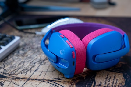 Über die wenigen Tasten an dem Headset steuerst du es.