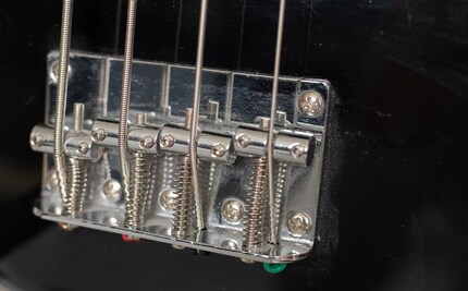 Steg mit Saitenreiter bei einem Bass ...