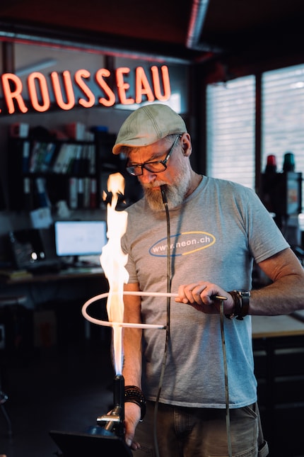 Christian Bärtschi bläst seit 30 Jahren Neonglas.