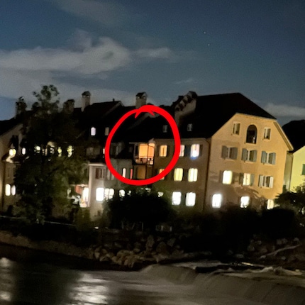 iPhone 13 Mini mit beleuchtetem Balkon