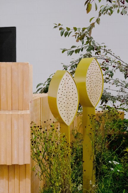 Die Insektenhotels von Vestre können allein oder in der Gruppe stehen.