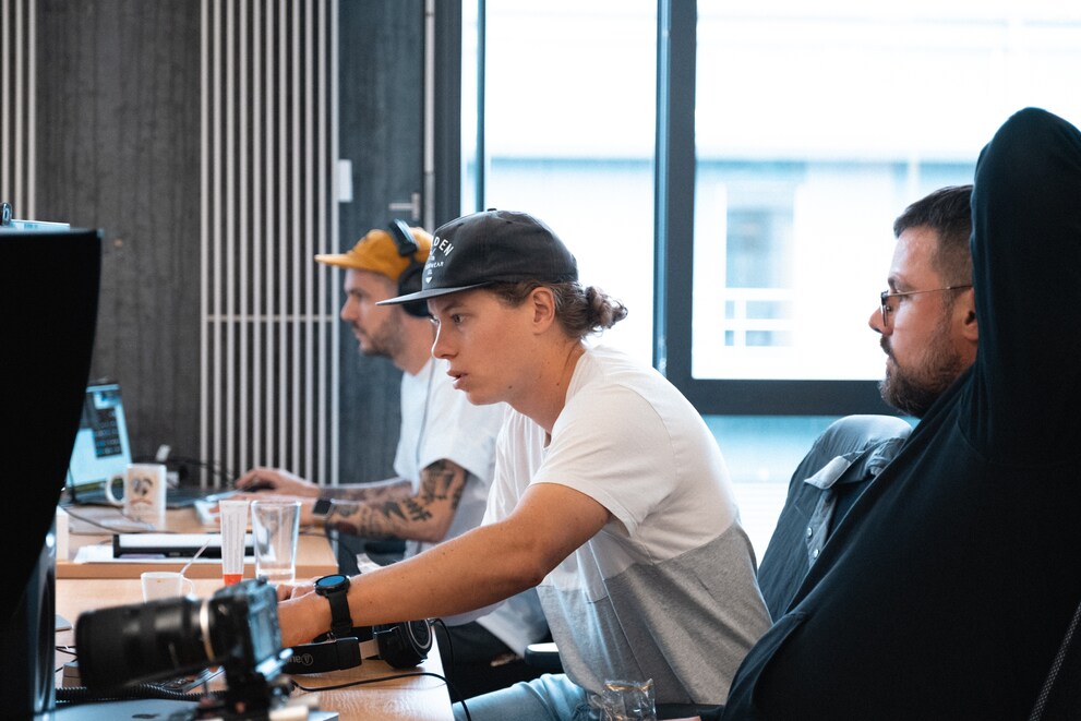 Hier bespricht sich Redaktor Simon Balissat mit Video- und Social-Media-Experte Manuel Wenk.