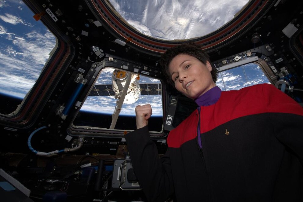 Die Uniform, die Samantha trägt, ist des Star Trek Captains Kathryn Janeway vom Föderationsraumschiff Voyager.
