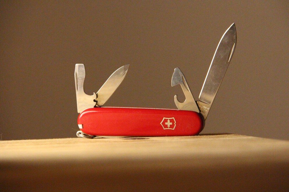 Der Deutsche kauft ein Schweizer Taschenmesser, die Schweizerin hat ihr Messer im Hosensack.