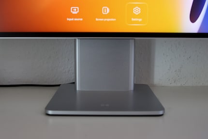 Lautsprecher im Standfuß.