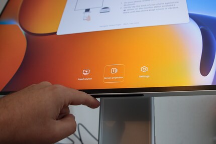 Es genügt die Smartbar zu berühren.