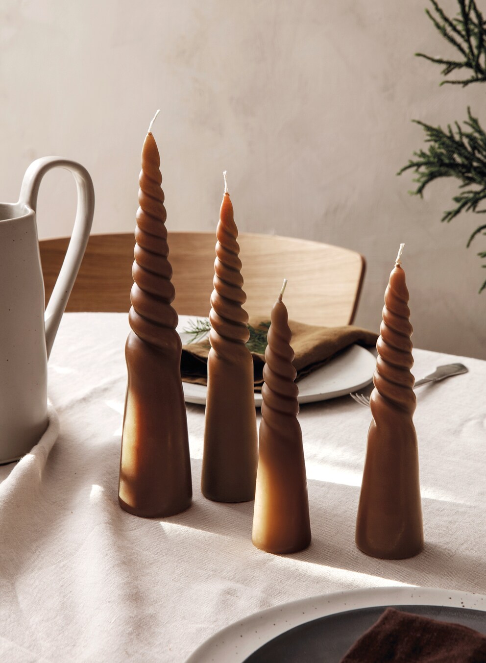 Twist-Kerzen verwandeln simple Arrangements in etwas Besonderes. Bild: Ferm Living