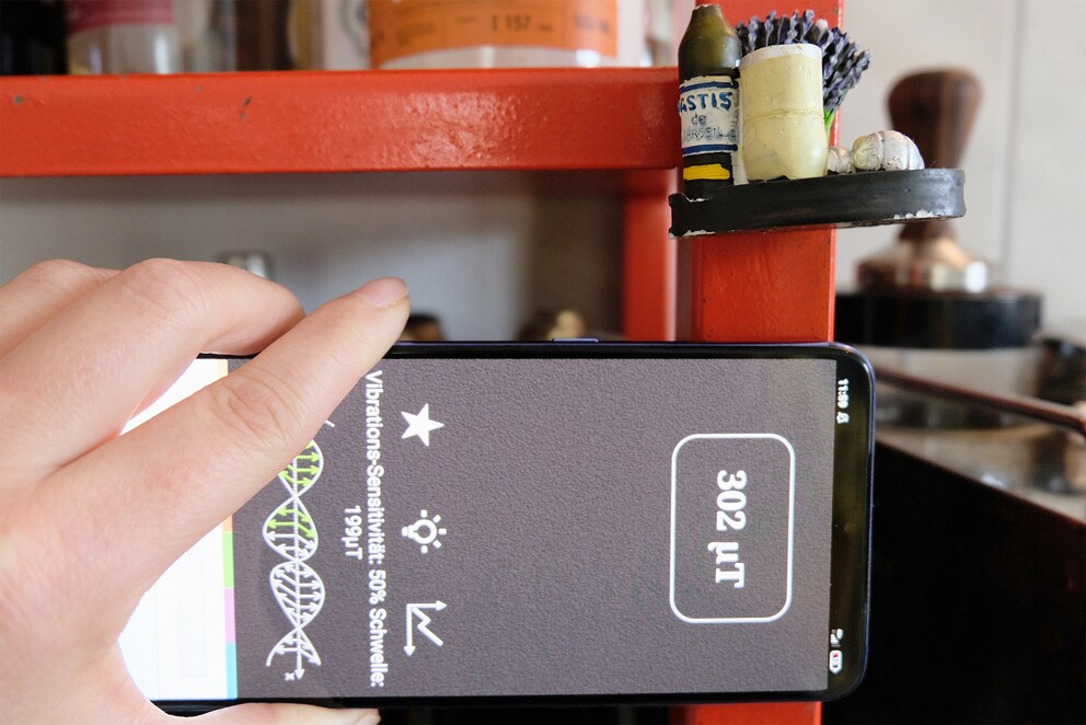 Auf Stahl vibriert das Handy wie wild in meiner Hand.