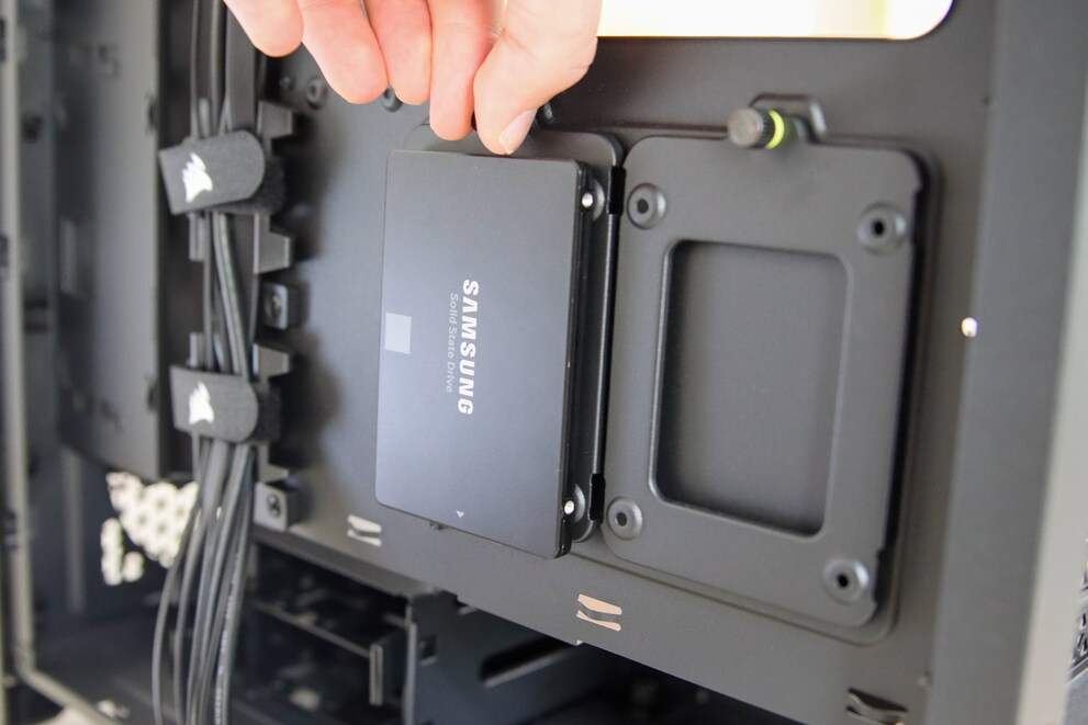Eine zweite SSD findet bei Bedarf ohne Probleme Platz.