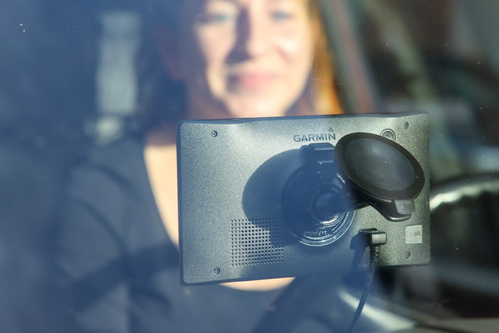 Katharina hinter dem CamperVan in ihrem Camping-Van.
