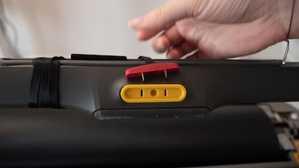 Emergency stop on the handle: the treadmill switches off if the plug gets pulled. When you’re going at jogging speed, it should be clipped onto your clothes.