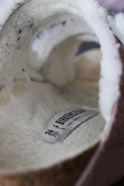 Das Fell ist komplett plattgetreten. Kuschelfaktor 0.