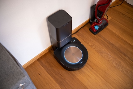 Dank der Absaugstation muss der Behälter vom Roomba S9+ nicht manuell geleert werden.