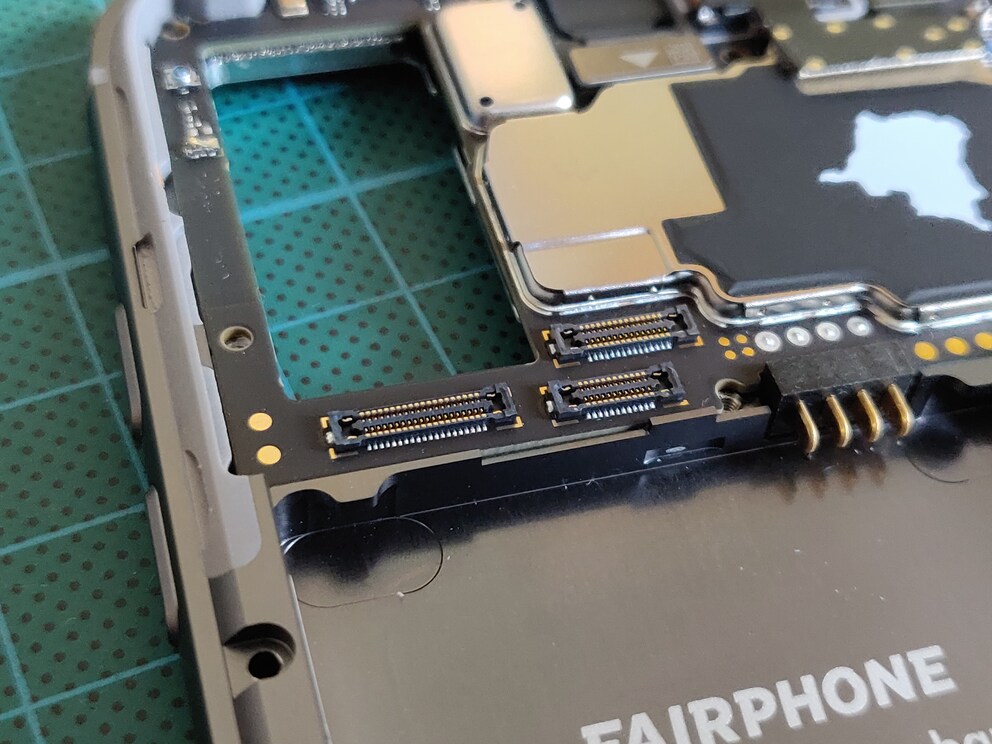 Über die kleinen Pins schließt du die einzelnen Bauteile an.
