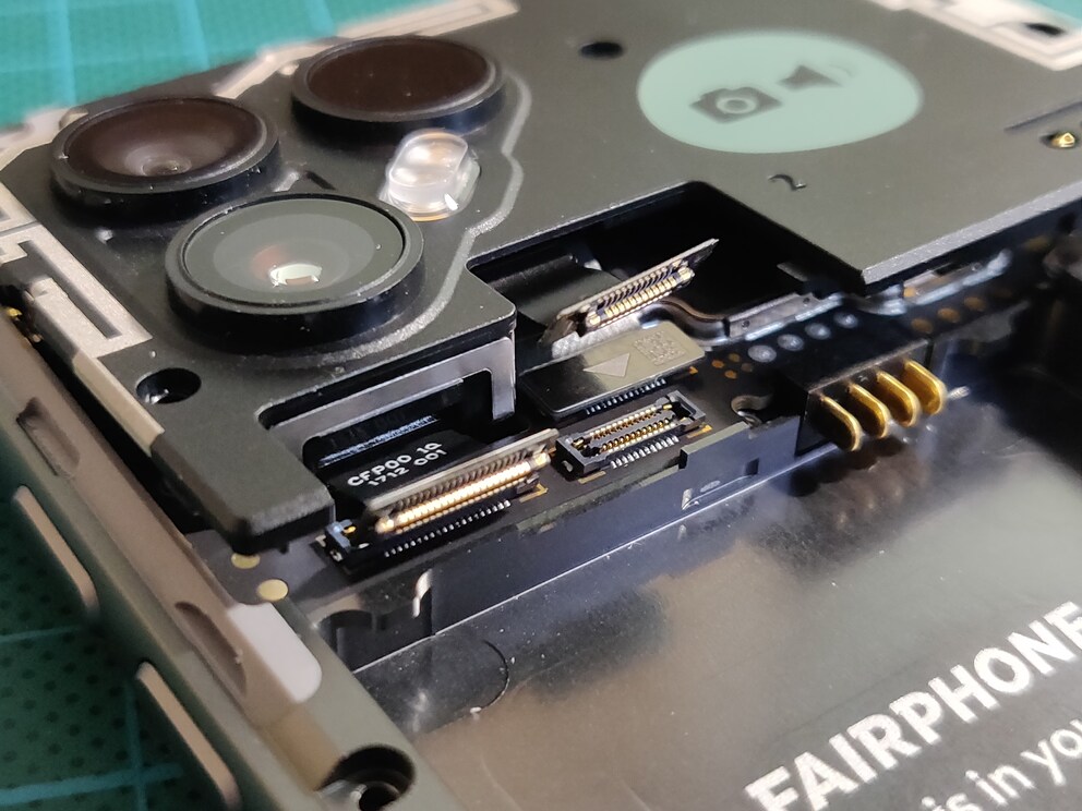 Die Gegenstücke zu den Pins sind eine Art Miniflachbandkabel, die du einfach mit dem Finger festdrückst.