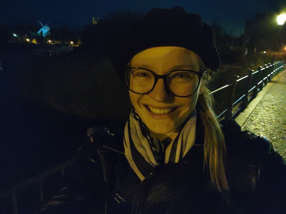 Selfies sind im Dunkeln ebenfalls sehr verrauscht und werden nur etwas, wenn unmittelbar eine Lichtquelle zur Verfügung steht.