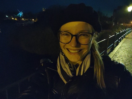 Selfies sind im Dunkeln ebenfalls sehr verrauscht und werden nur etwas, wenn unmittelbar eine Lichtquelle zur Verfügung steht.