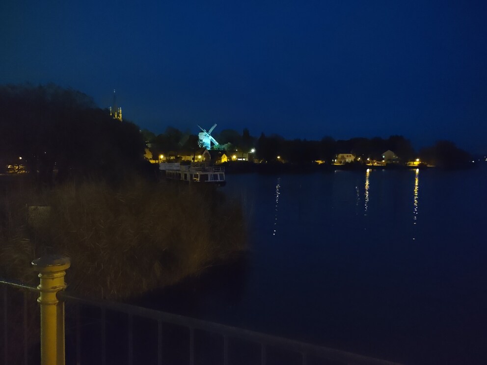 Die Bilder rauschen stark und viele Details werden weich gematscht.