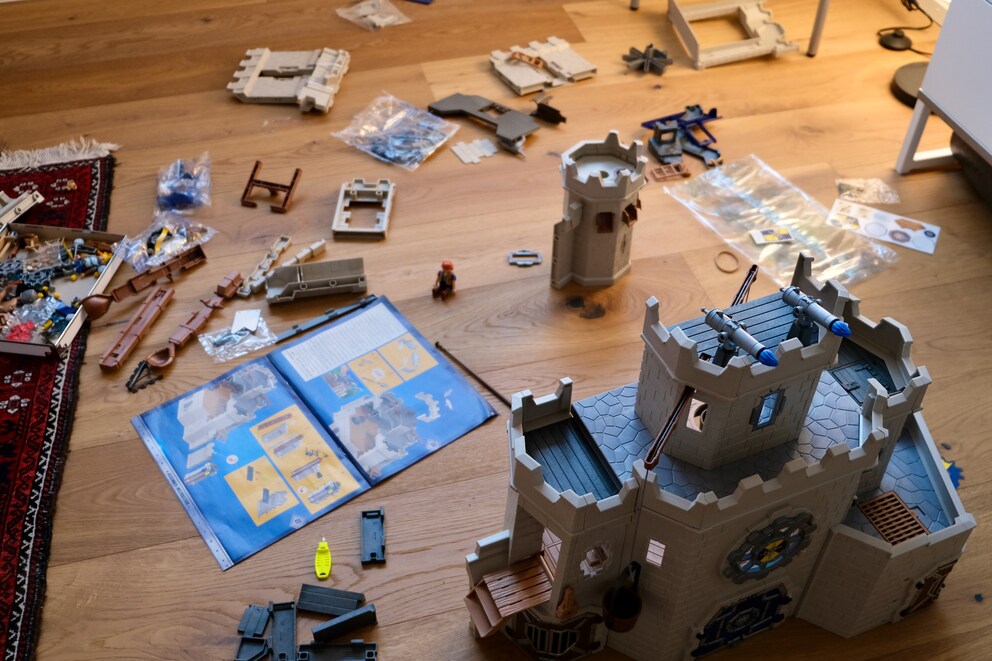 So ein Aufbau braucht Platz: Rohbau und Baumaterial sind im halben Zimmer verteilt.