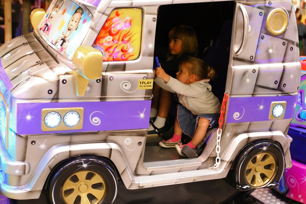 Sie lauern an jeder Ecke, leuchten in allen Farben – und sind «leider» oft defekt: Kinderspielautomaten.
