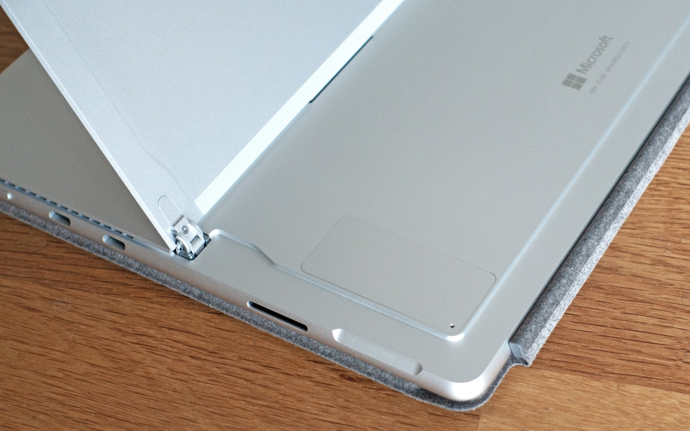 Der Standfuss hat stabile Scharniere – unter ihm befindet sich der Zugang zur SSD.