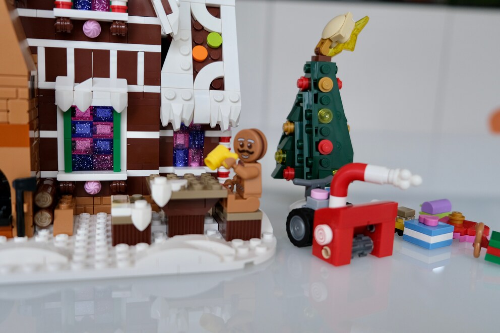 Die Schneefräse ist abgestellt. Herr Gingerbread hat fertig und gönnt sich einen Glühwein.
