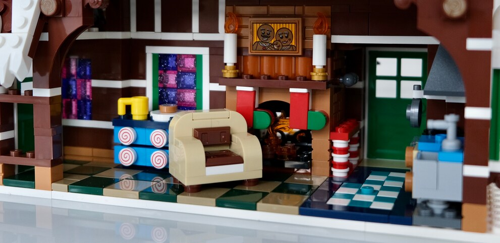 Das Feuer im Kamin knistert, darüber hängen die Socken für die Geschenke.