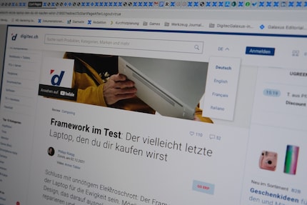 In der Desktop-Ansicht kannst du die Sprache oben rechts wählen.