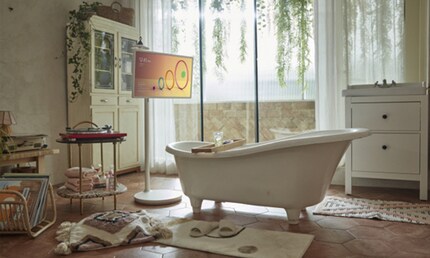 Genau dort, wo man einen Lifestyle-Fernseher braucht: direkt vor der Badewanne.