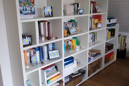 Hinten rechts in diesem Regal sind meine 20 Prozent Platz, die ich für ausgewählte Bücher nutze.