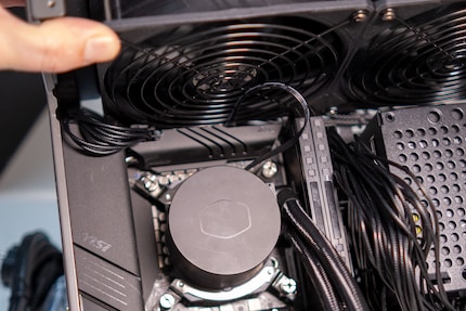 Obwohl das Kabel für die CPU bereits geführt ist, ist es zwischen Mainboard und Lüftern eng. Das Kabel einstecken ist dadurch kein Kinderspiel und erfordert Geduld.