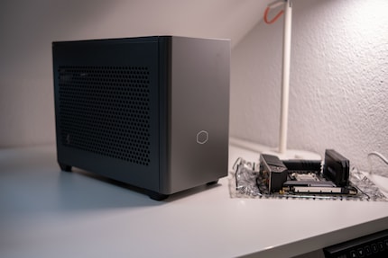 Das NR200P Max fasst 18,3 Liter. Zum Vergleich liegt daneben das Mini-ITX-Mainboard, das ich später verbaue.