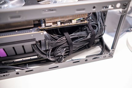 Falls trotz genau bemessener Kabel etwas übrig bleibt, lässt es sich mit den montierten Kabelbindern unter dem Netzteil zähmen.