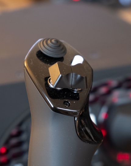 Funktionsvielfalt am Steuerhorn, hier zum Beispiel die Buttons für die Trimmung