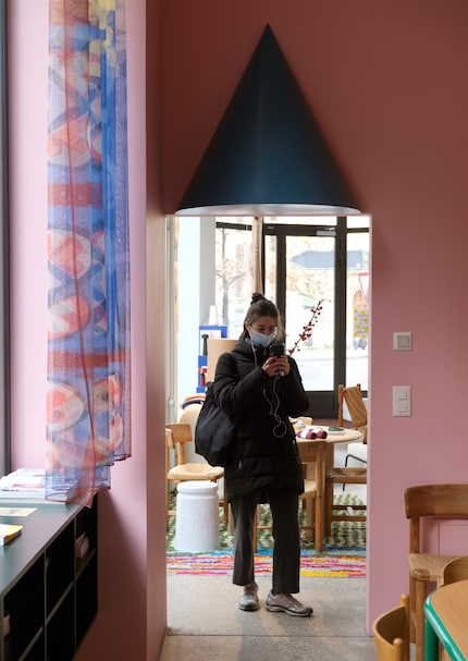 Die Hauben hängen im Genfer Showroom und Shop «Dimanche» in Genf.