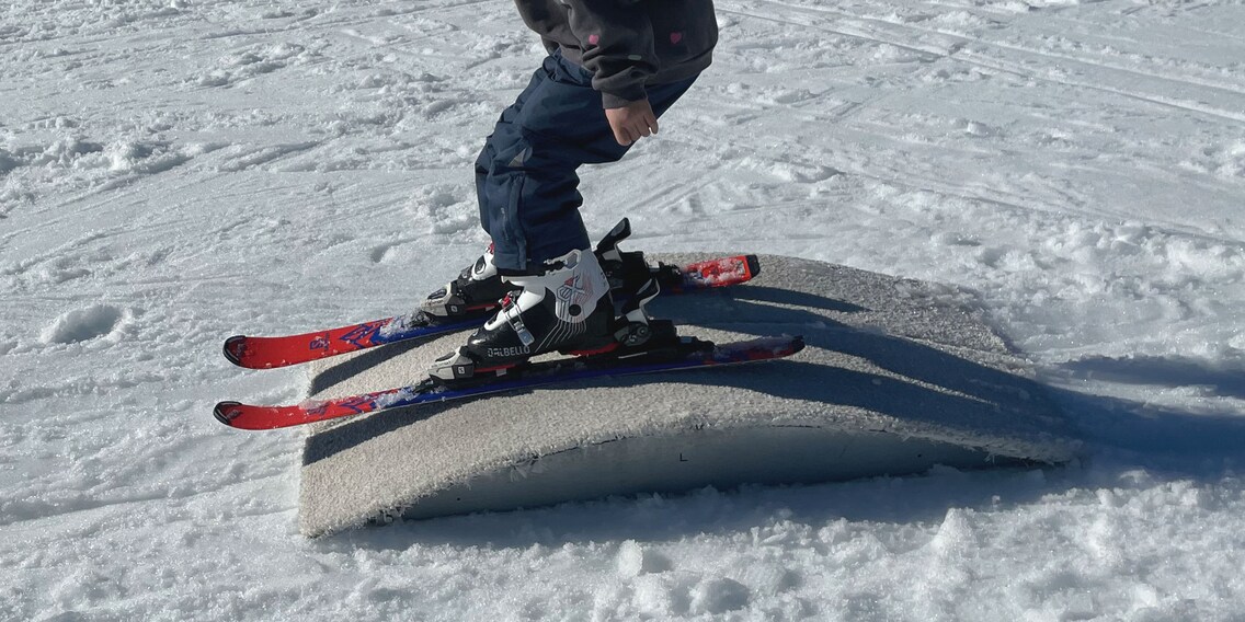 Viel Gepäck, viele Nerven: Acht Tipps für stressfreies Skifahren mit Kleinkindern