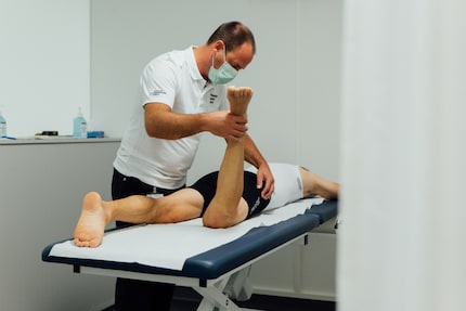 There ain’t much swing in these hips: Mark Huybrechts tests the hip rotation.