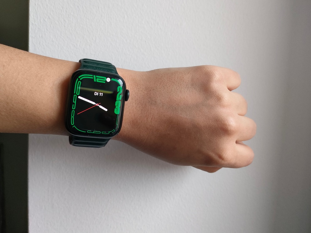 Die Series 7 in ihrem dunkelgrünen Outfit – die 41 Millimeter grosse Uhr passt auch auf ein schmales Handgelenk.