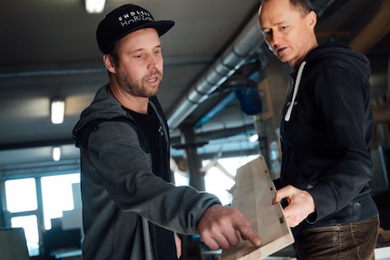 Philippe Raemy und Mike Schrag: Beim Schrank machen die Nachbarn gemeinsame Sache.