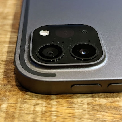 Antennas are built into the back of the iPad. They don’t have to penetrate the metal, the antenna strip is made of a different material.