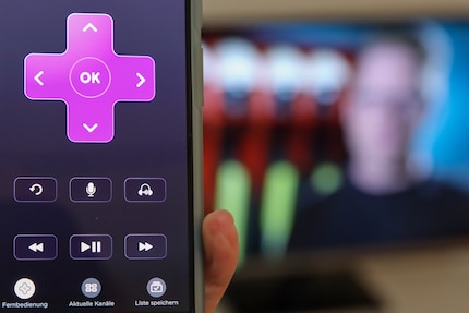 Die Kopfhörer-Schaltfläche in der Roku-App holt den Ton auf das Smartphone.