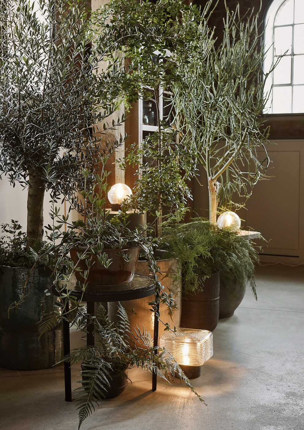 Whether using lamps or other light sources such as candles, the right lighting makes your arrangement look beautiful.