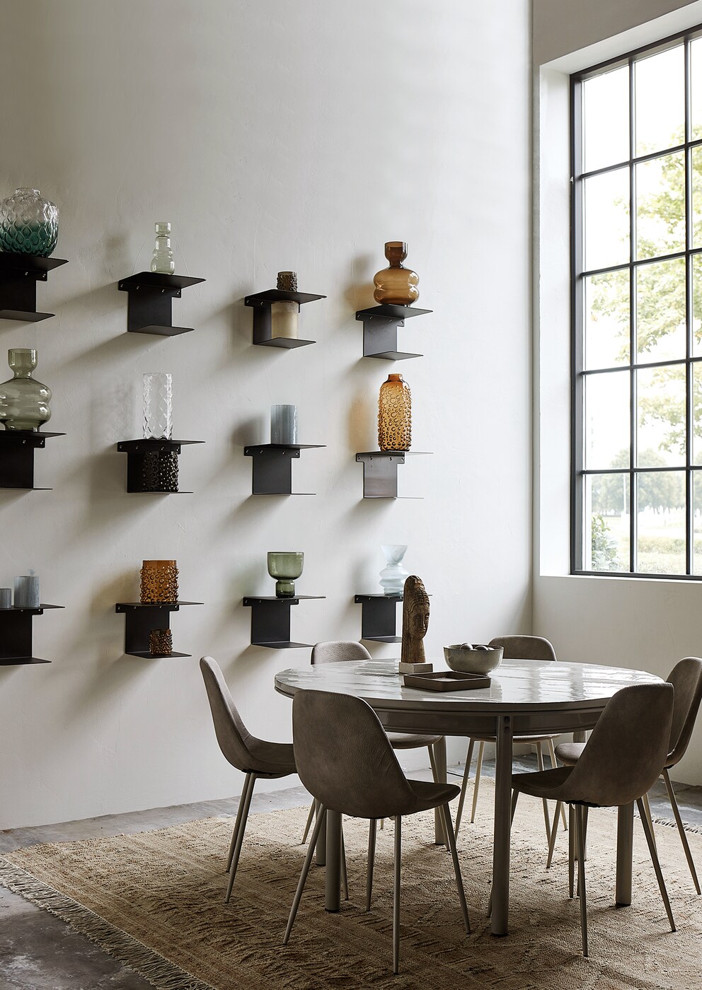 Like will to like: despite the number of vases, the shelves make sure there’s no chaos.